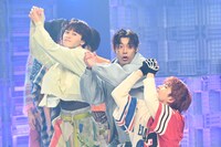 「AwA AwA」のパフォーマンスの様子。