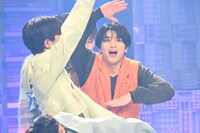 「AwA AwA」のパフォーマンスの様子。