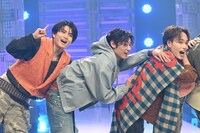 「AwA AwA」のパフォーマンスの様子。