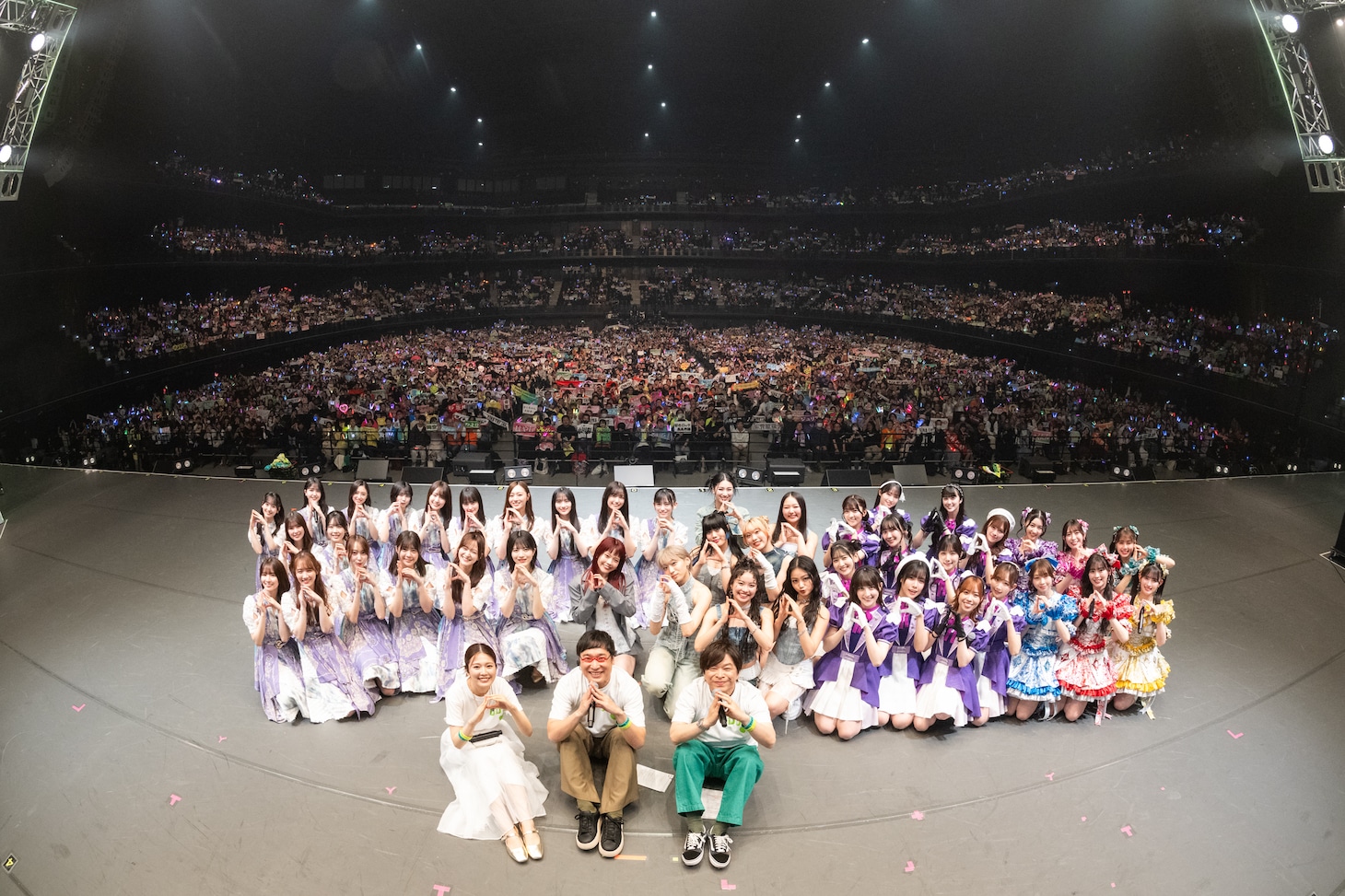 「DayDay. SUPER LIVE 2025」2日目公演の集合写真。