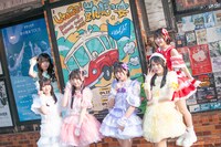 千葉・千葉LOOKの前で記念撮影するUtaGe!。