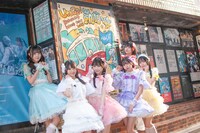 千葉・千葉LOOKの前で記念撮影するUtaGe!。