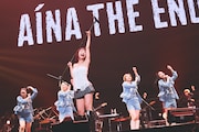 アイナ・ジ・エンドによるライブの様子。