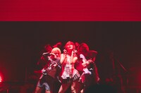 アイナ・ジ・エンドによるライブの様子。