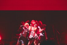 アイナ・ジ・エンドによるライブの様子。