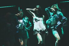 アイナ・ジ・エンドによるライブの様子。