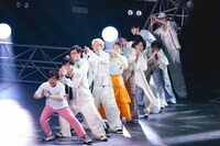 FANTASTICSとMC陣による「Choo Choo TRAIN」。