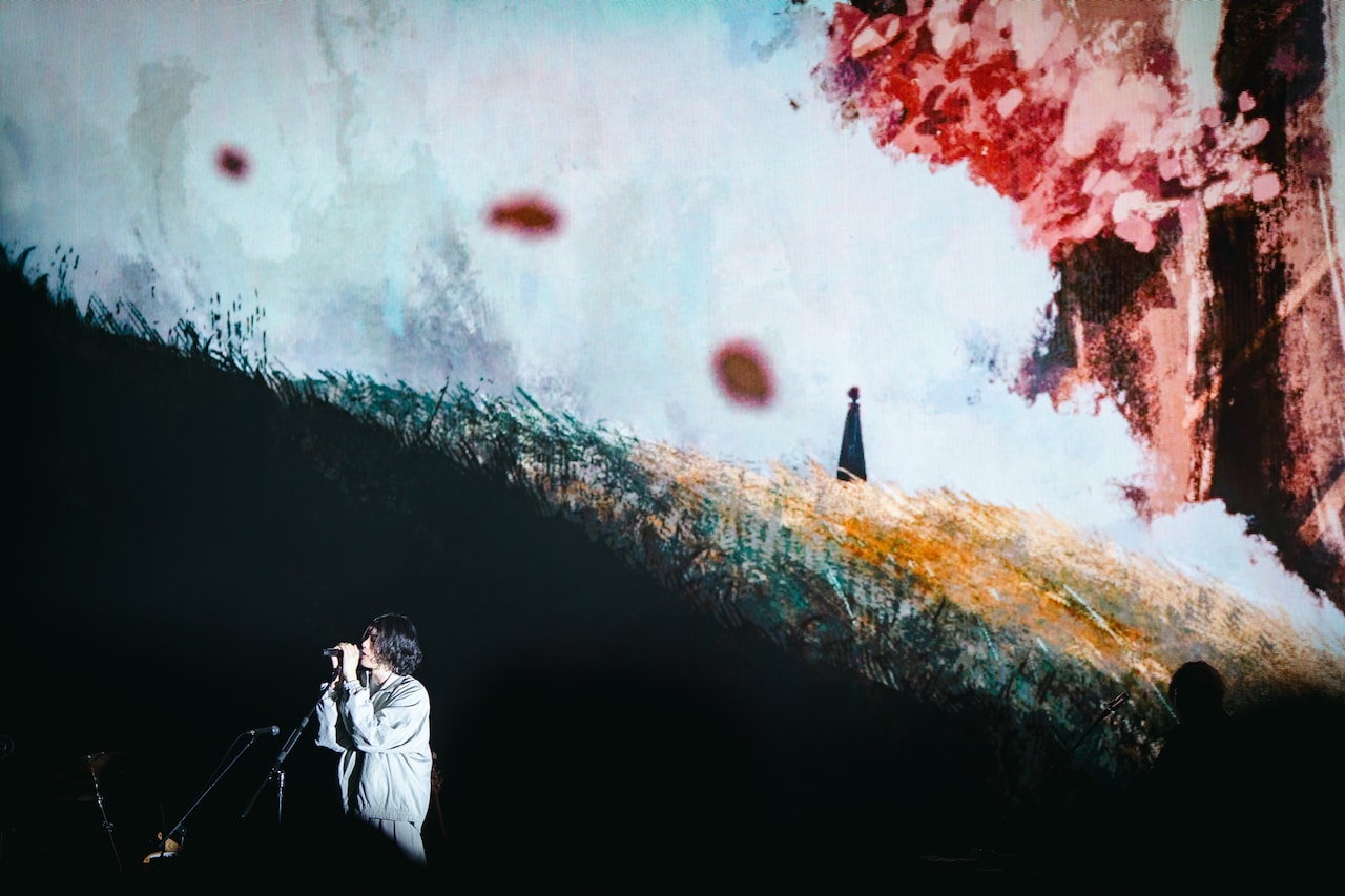 「KENSHI YONEZU 2025 WORLD TOUR / JUNK」パリ公演の様子。（Photo by Jiro Konami）