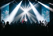 米津玄師「KENSHI YONEZU 2025 WORLD TOUR / JUNK」パリ・ZEINTH PARIS公演の様子。（Photo by Jiro Konami）