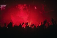 米津玄師「KENSHI YONEZU 2025 WORLD TOUR / JUNK」パリ・ZEINTH PARIS公演の様子。（Photo by Jiro Konami）