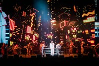 米津玄師「KENSHI YONEZU 2025 WORLD TOUR / JUNK」パリ・ZEINTH PARIS公演の様子。（Photo by Jiro Konami）