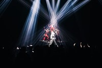 米津玄師「KENSHI YONEZU 2025 WORLD TOUR / JUNK」ロサンゼルス・YOUTUBE THEATER公演の様子。（Photo by Jiro Konami）