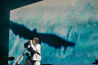 米津玄師「KENSHI YONEZU 2025 WORLD TOUR / JUNK」ロサンゼルス・YOUTUBE THEATER公演の様子。（Photo by Jiro Konami）