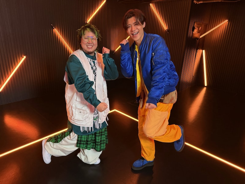 左からこっちのけんと、新浜レオン。