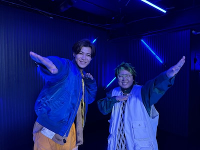 左から新浜レオン、こっちのけんと。