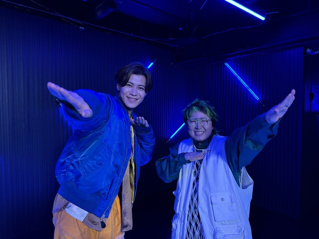 左から新浜レオン、こっちのけんと。