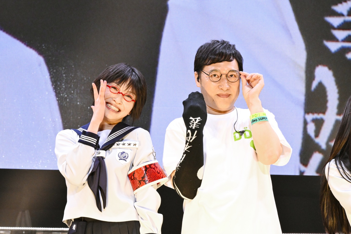メガネを交換したSUZUKAと山里亮太。