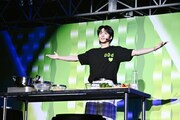 澤本夏輝による「ダンシングクッキング」の様子。