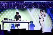 澤本夏輝による「ダンシングクッキング」の様子。