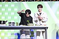 塩をふりかける澤本夏輝とそれを見守る中島颯太。