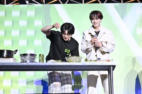 塩をふりかける澤本夏輝とそれを見守る中島颯太。