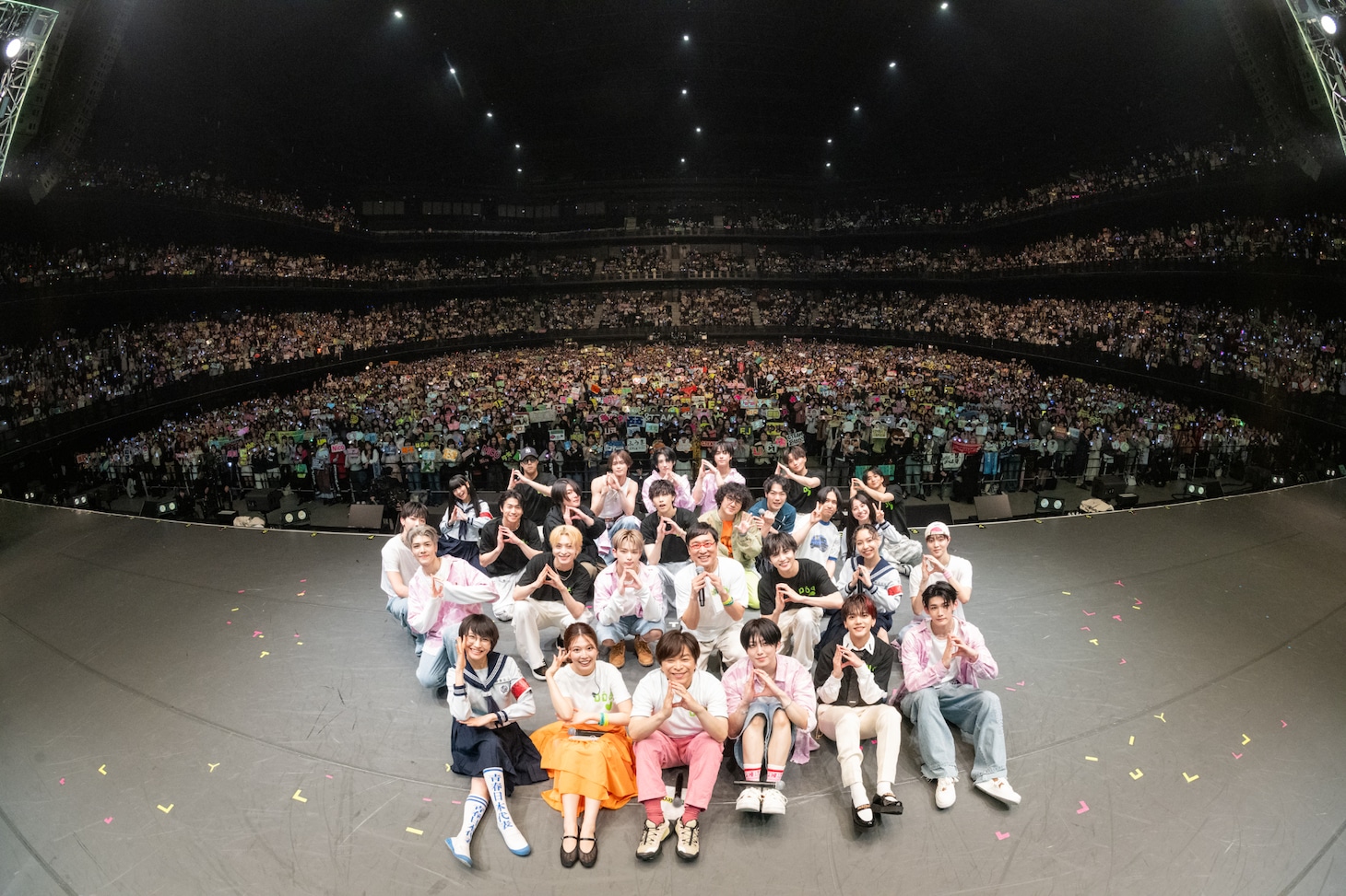 「DayDay. SUPER LIVE 2025」3日目公演の集合写真。
