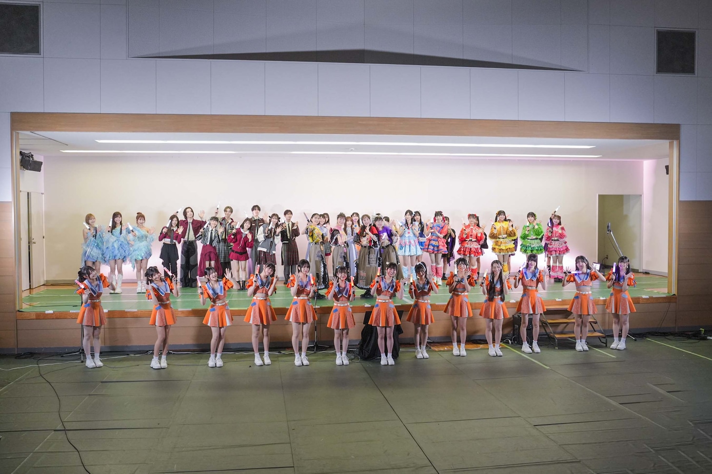 DAY2の外周ステージに出演予定だったアイドルと「走れ！ -ZZ ver.-」を歌うももいろクローバーZ。