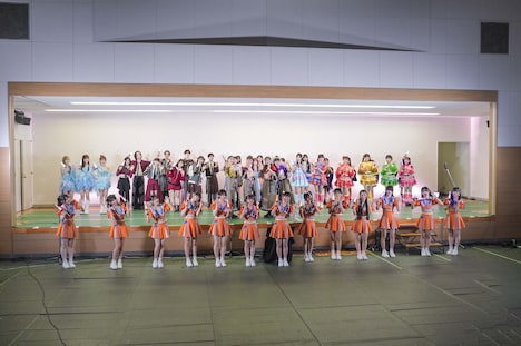 DAY2の外周ステージに出演予定だったアイドルと「走れ！ -ZZ ver.-」を歌うももいろクローバーZ。