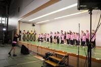 ももクロが見守る中で「サラバ、愛しき悲しみたちよ」を歌う新発田はるいち合唱団。