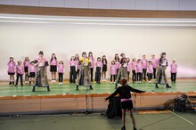 新発田はるいち合唱団と「一味同心」を歌うももいろクローバーZ。