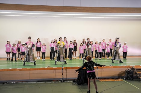 新発田はるいち合唱団と「一味同心」を歌うももいろクローバーZ。
