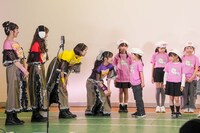 新発田はるいち合唱団と交流するももいろクローバーZ。