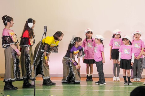 新発田はるいち合唱団と交流するももいろクローバーZ。