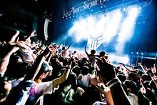 サバシスターのライブの様子。（撮影：齋藤タカヒロ）