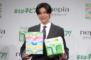 「ネピア新CM発表会」に登壇した目黒蓮。