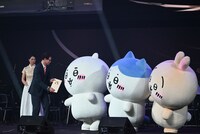 賞を受けるちいかわ、ハチワレ、うさぎ。