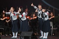 「2025微博文化交流ナイト」でパフォーマンスを行った新しい学校のリーダーズ。