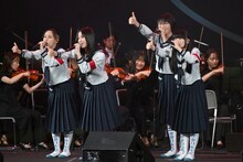 「2025微博文化交流ナイト」でパフォーマンスを行った新しい学校のリーダーズ。