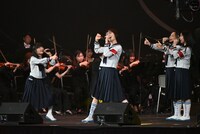 「2025微博文化交流ナイト」でパフォーマンスを行った新しい学校のリーダーズ。