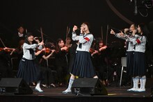 「2025微博文化交流ナイト」でパフォーマンスを行った新しい学校のリーダーズ。