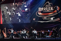 「2025微博文化交流ナイト」でパフォーマンスを行った新しい学校のリーダーズ。