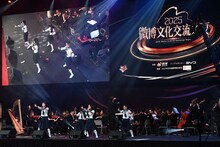 「2025微博文化交流ナイト」でパフォーマンスを行った新しい学校のリーダーズ。