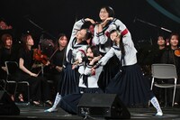 「2025微博文化交流ナイト」でパフォーマンスを行った新しい学校のリーダーズ。