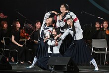 「2025微博文化交流ナイト」でパフォーマンスを行った新しい学校のリーダーズ。