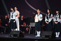 「2025微博文化交流ナイト」で受賞スピーチをする新しい学校のリーダーズ。