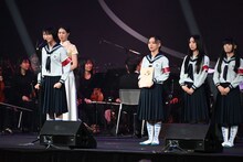 「2025微博文化交流ナイト」で受賞スピーチをする新しい学校のリーダーズ。