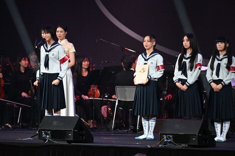 「2025微博文化交流ナイト」で受賞スピーチをする新しい学校のリーダーズ。