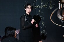 「2025微博文化交流ナイト」のボードにサインするFUMINORI（BUDDiiS）。