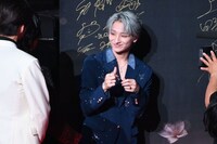 「2025微博文化交流ナイト」のボードにサインするFUMIYA（BUDDiiS）。