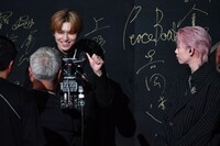 “やでポーズ”を決めるタカシ（超特急）。